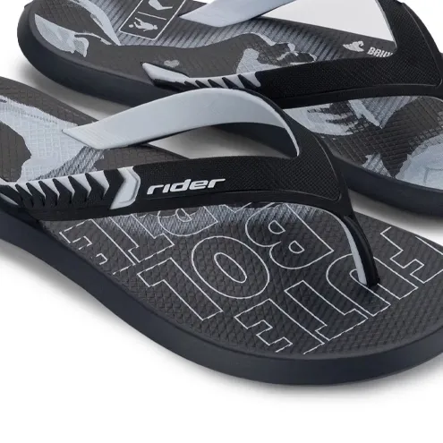 Chinelo masculino Rider cinza visto de lado, destacando tiras em PVC e sola em EVA.